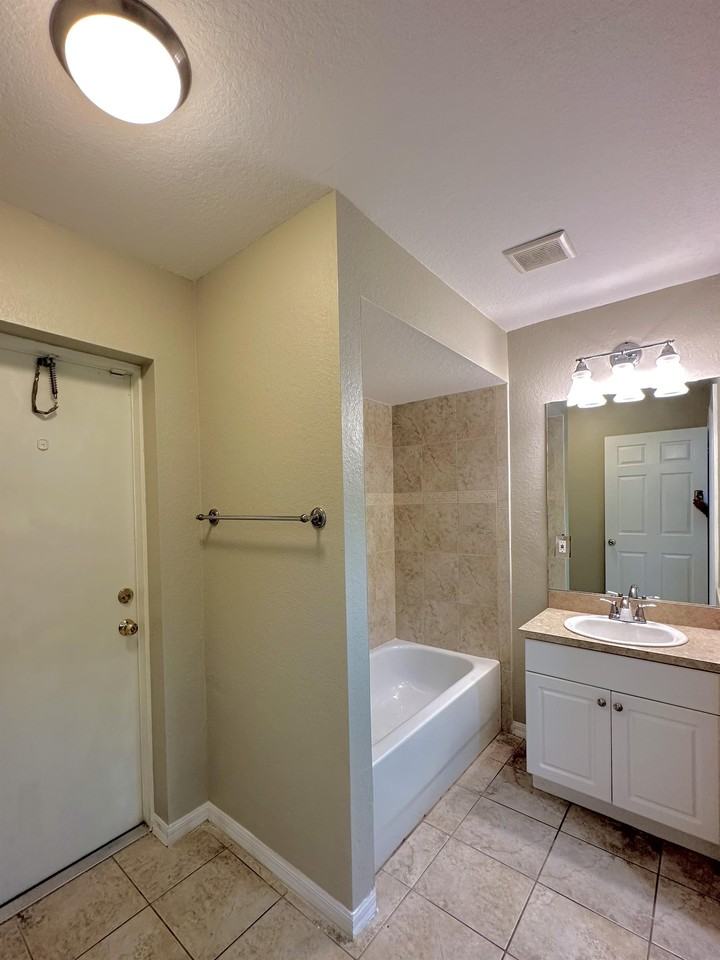 2931 Nw 9th Ter - Photo 6 of 35