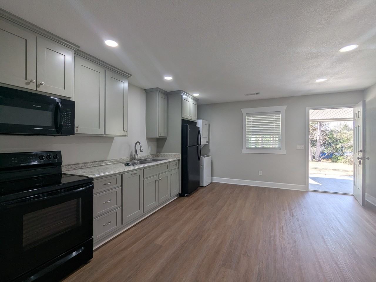 605 Adams St #B - Photo 5 of 42