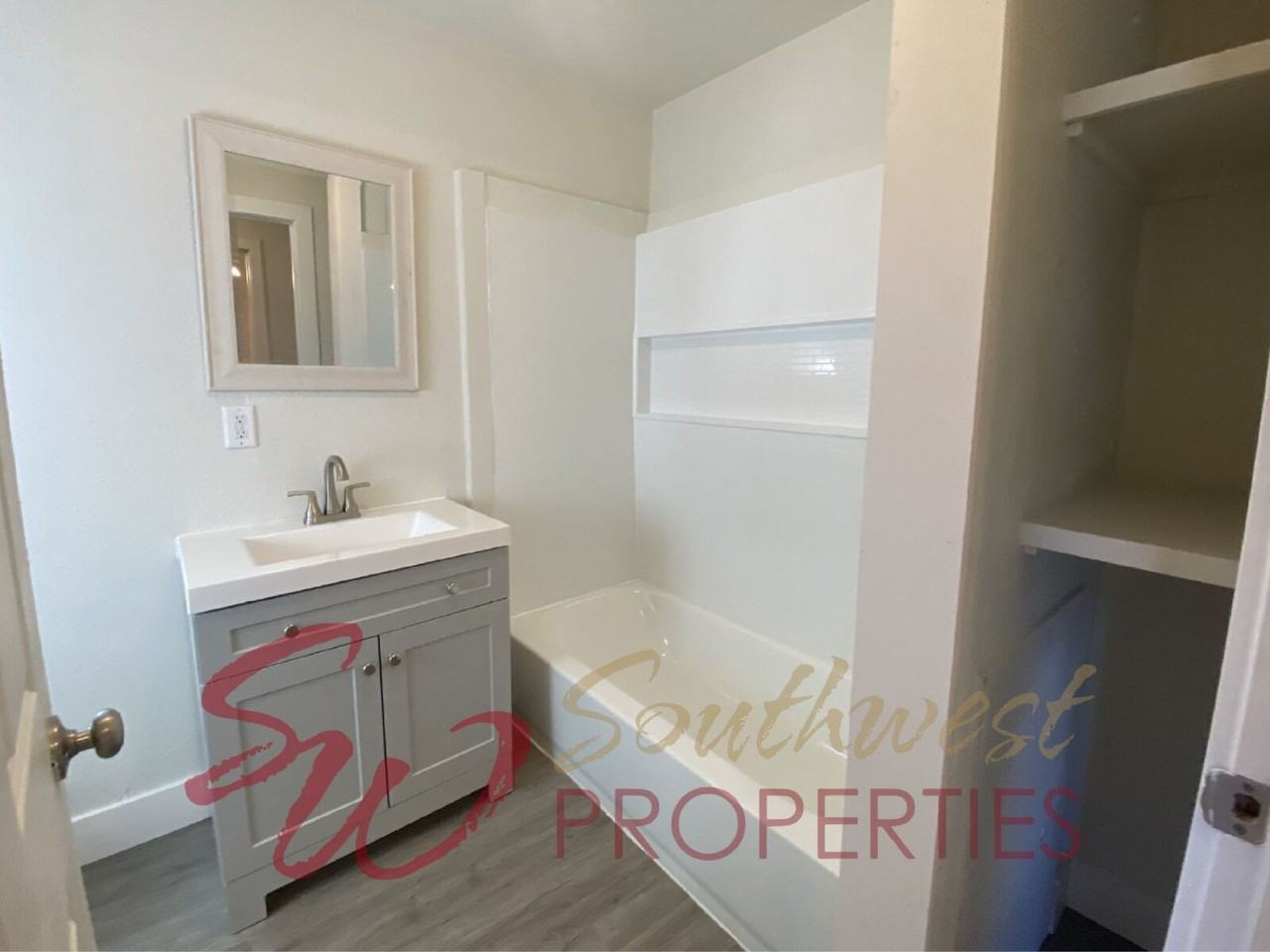 406 E Broadway St - Photo 3 of 4