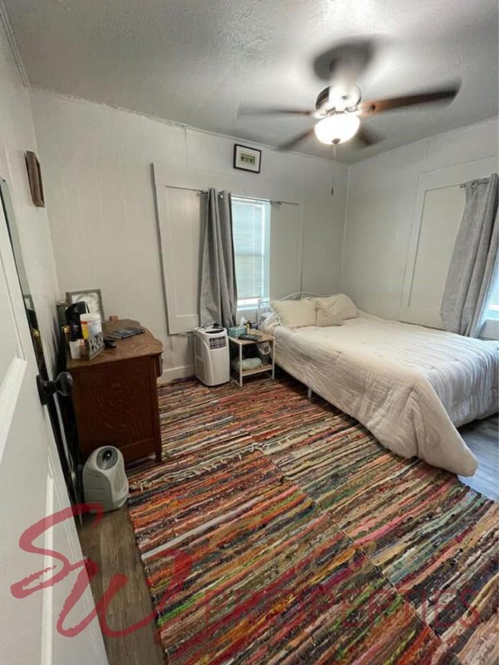 580 Everett St - Photo 2 of 6