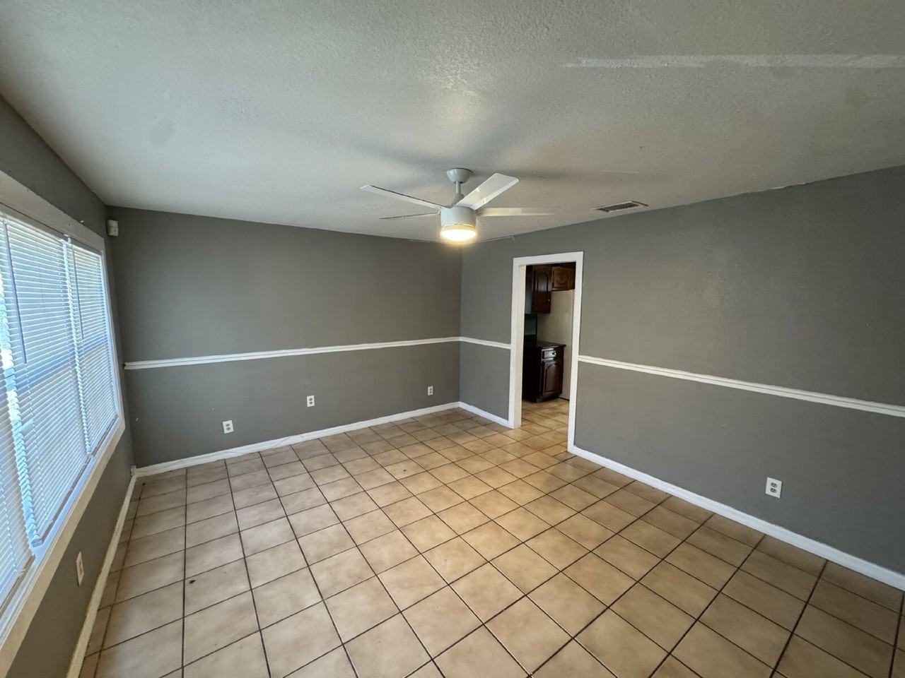 2107 E Crawford St - Photo 2 of 11