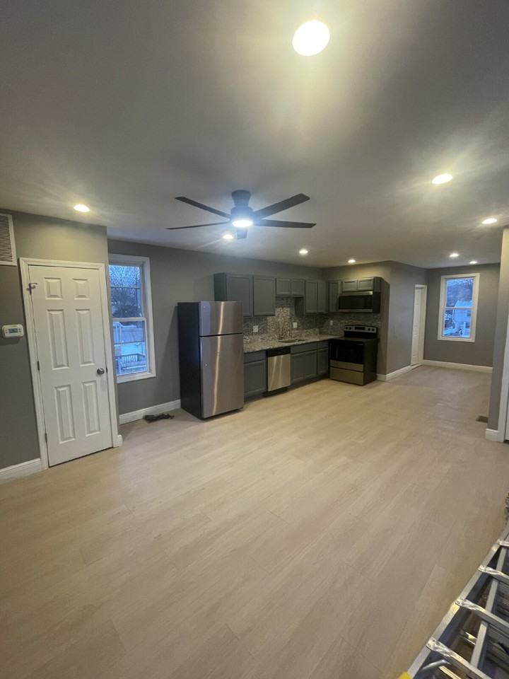 385 Beaver St - Photo 2 of 17