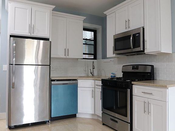 574 Ralph Ave - Photo 2 of 15