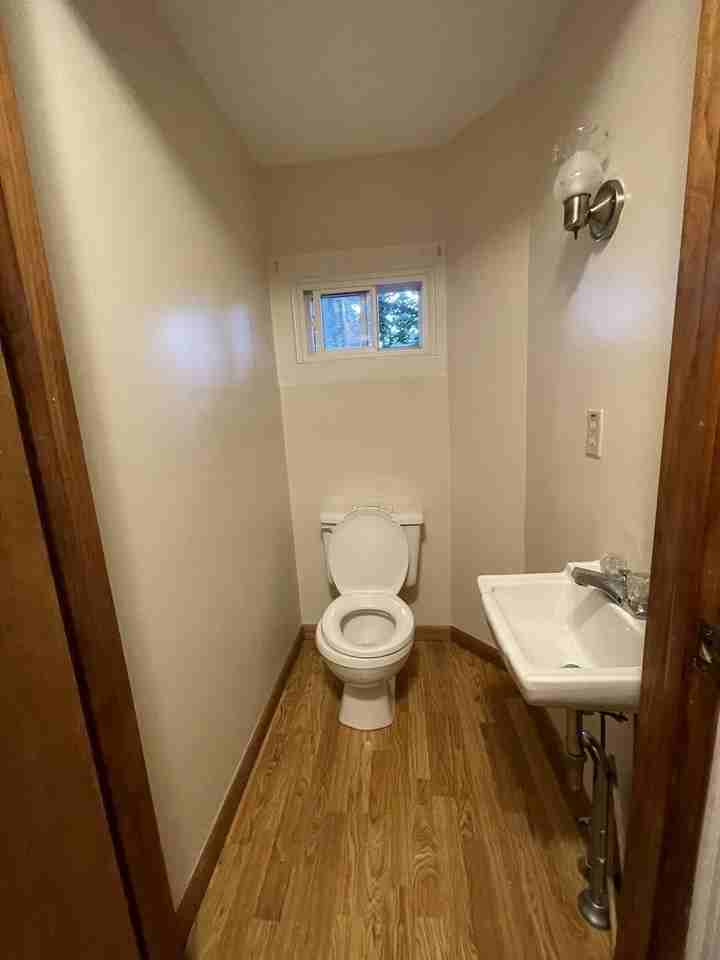 1043 Memorial Ave - Photo 3 of 24