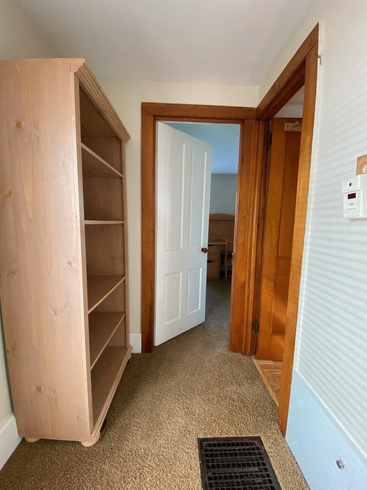 1043 Memorial Ave - Photo 4 of 24