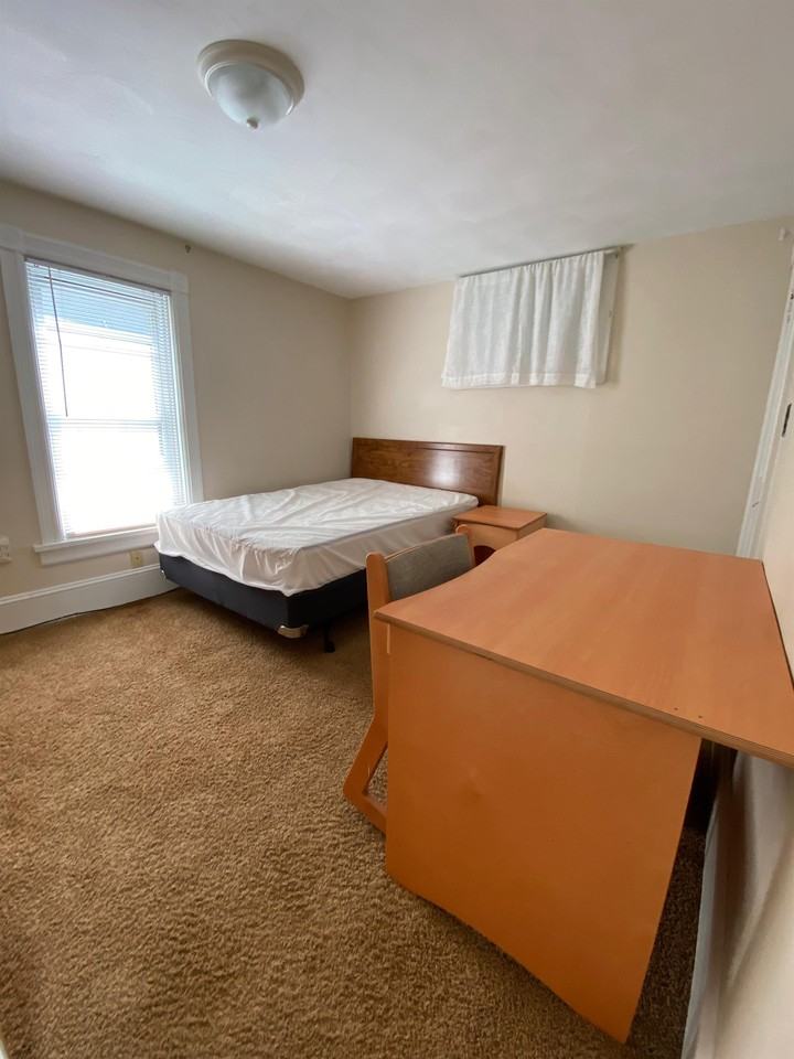 1043 Memorial Ave - Photo 7 of 24