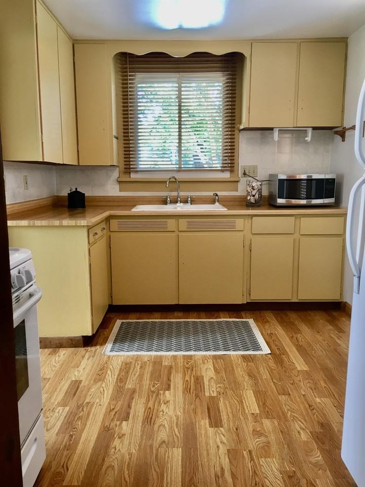 1043 Memorial Ave - Photo 5 of 24