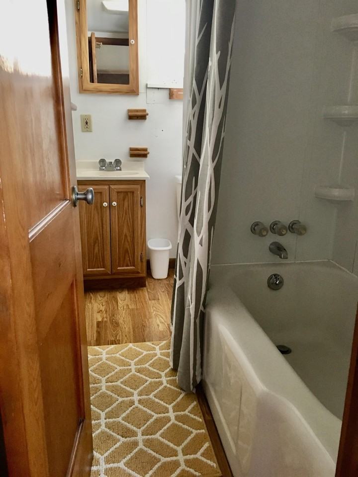 1043 Memorial Ave - Photo 6 of 24