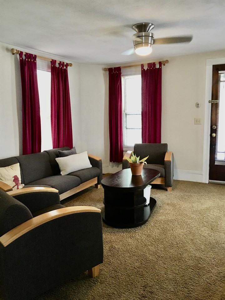 1043 Memorial Ave - Photo 2 of 24