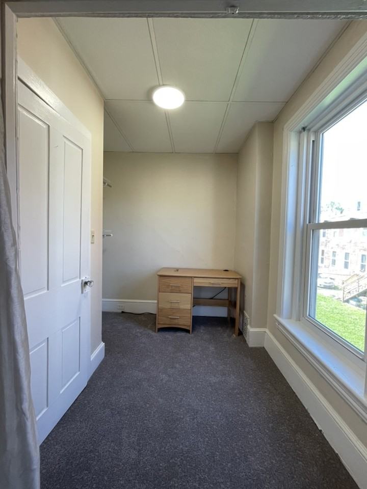 725 Grace St - Photo 6 of 20