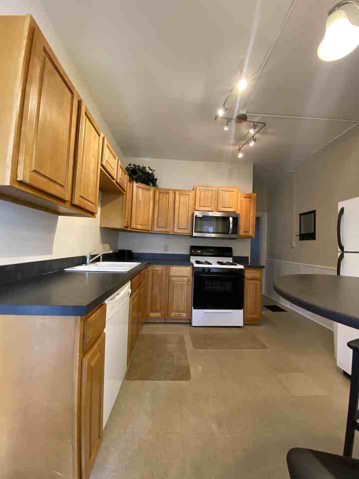 725 Grace St - Photo 7 of 20