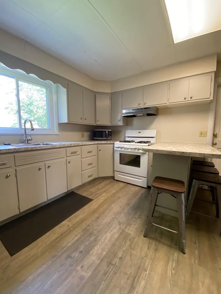 1148 Memorial Ave - Photo 3 of 44