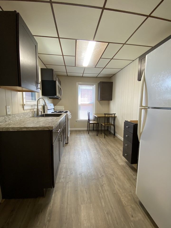 1148 Memorial Ave - Photo 2 of 44