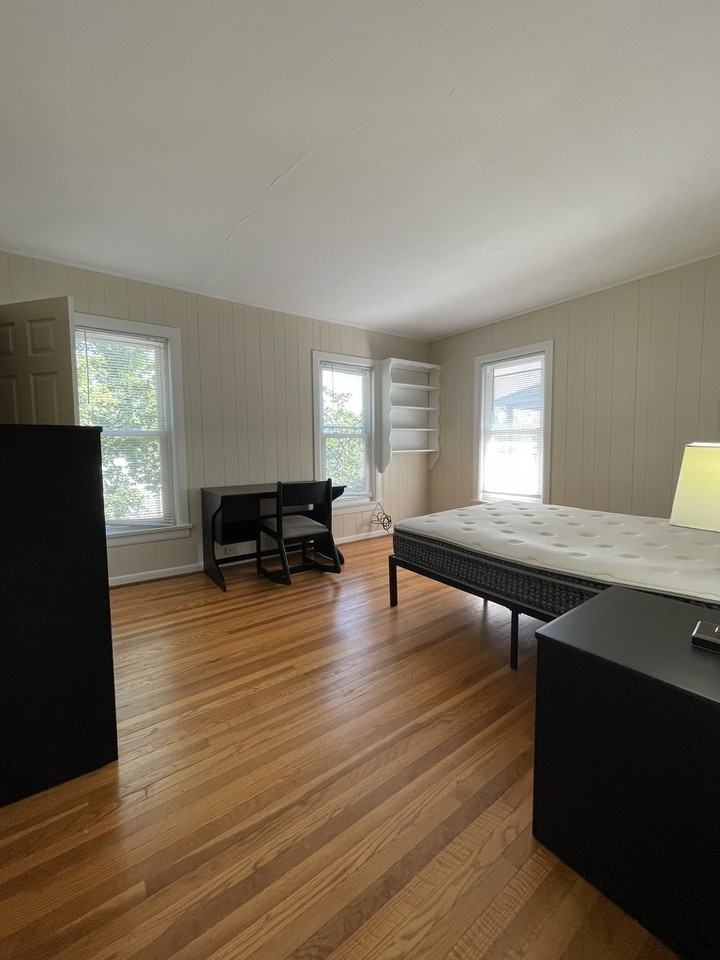 1148 Memorial Ave - Photo 4 of 44