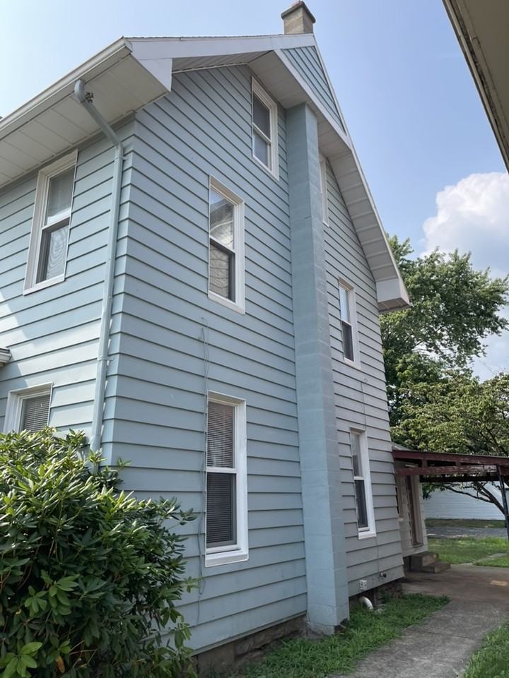 1148 Memorial Ave - Photo 7 of 44