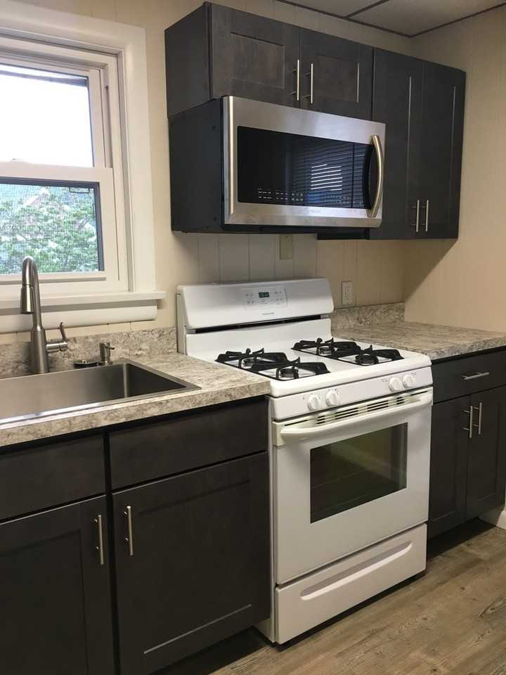 1148 Memorial Ave - Photo 5 of 44