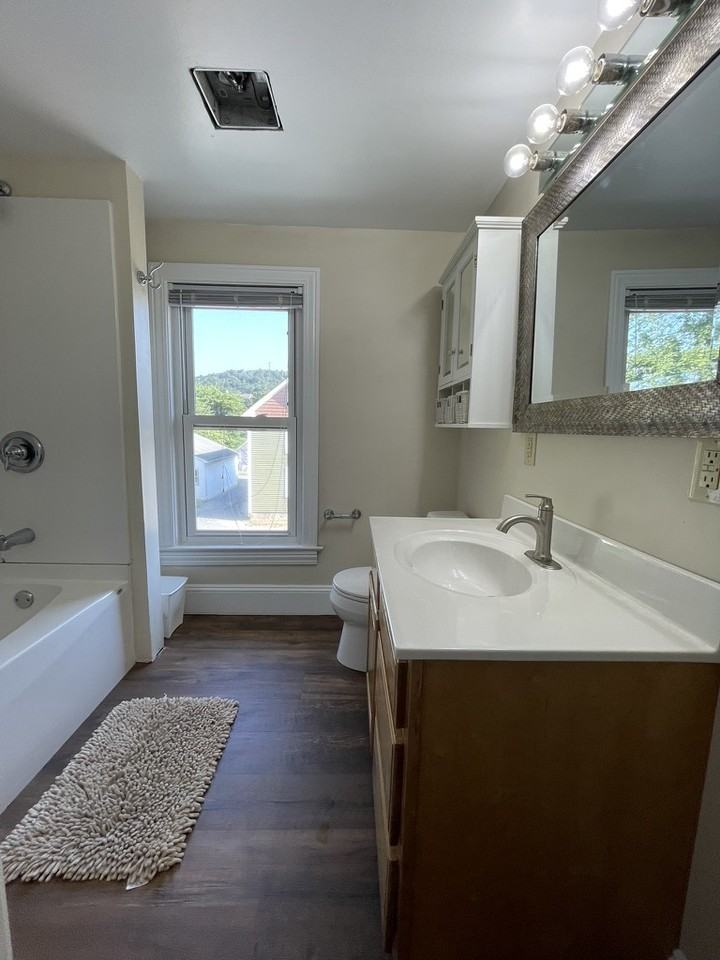 1146 Memorial Ave - Photo 3 of 26