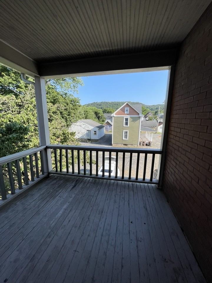 1146 Memorial Ave - Photo 6 of 26