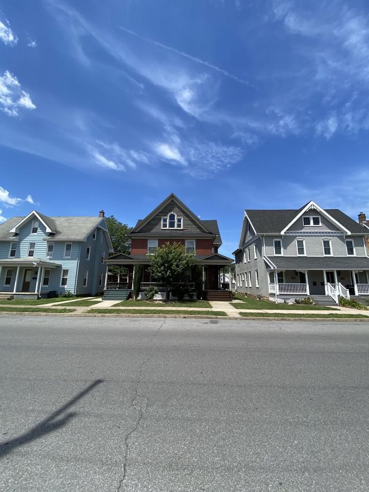 1146 Memorial Ave - Photo 2 of 26