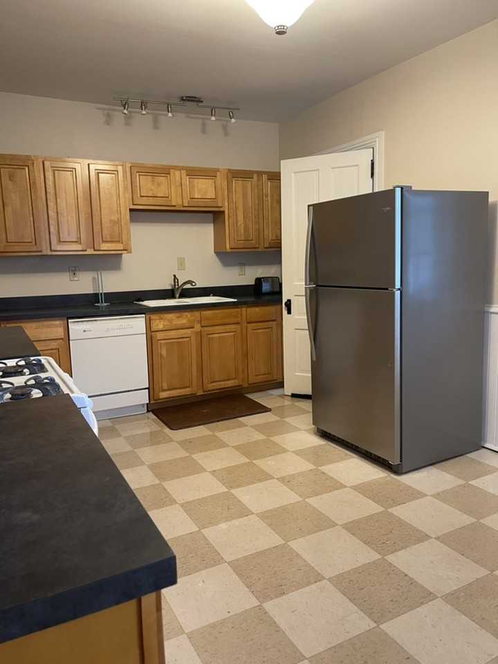 1144 Memorial Ave - Photo 6 of 24