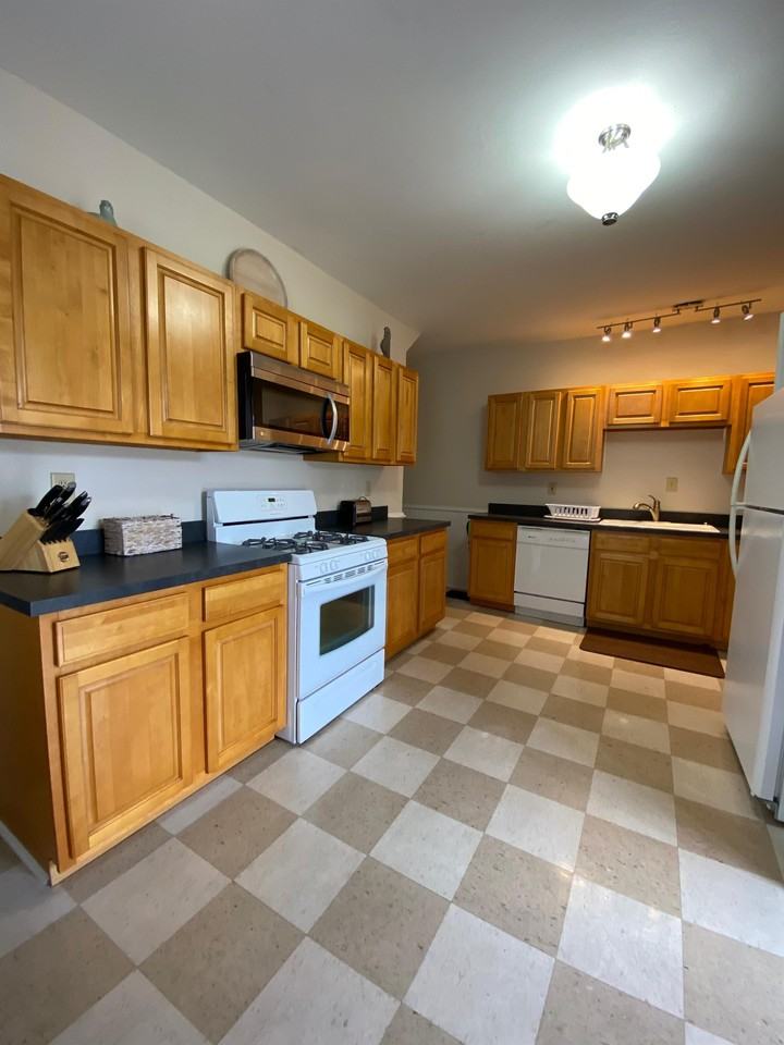 1144 Memorial Ave - Photo 4 of 24