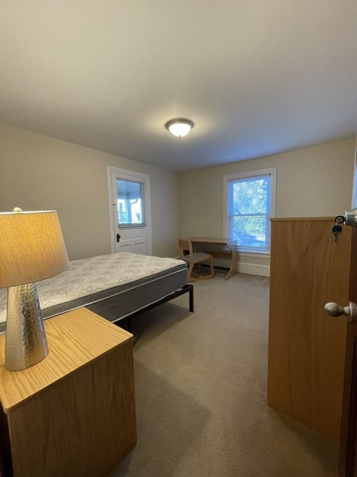 1144 Memorial Ave - Photo 7 of 24