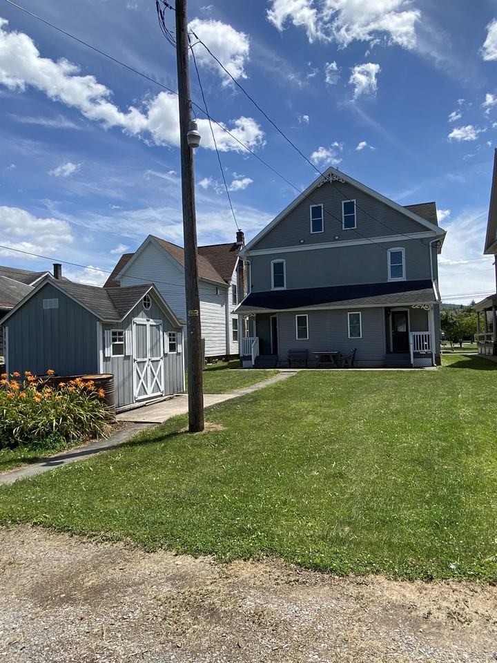 1138 Memorial Ave - Photo 2 of 21