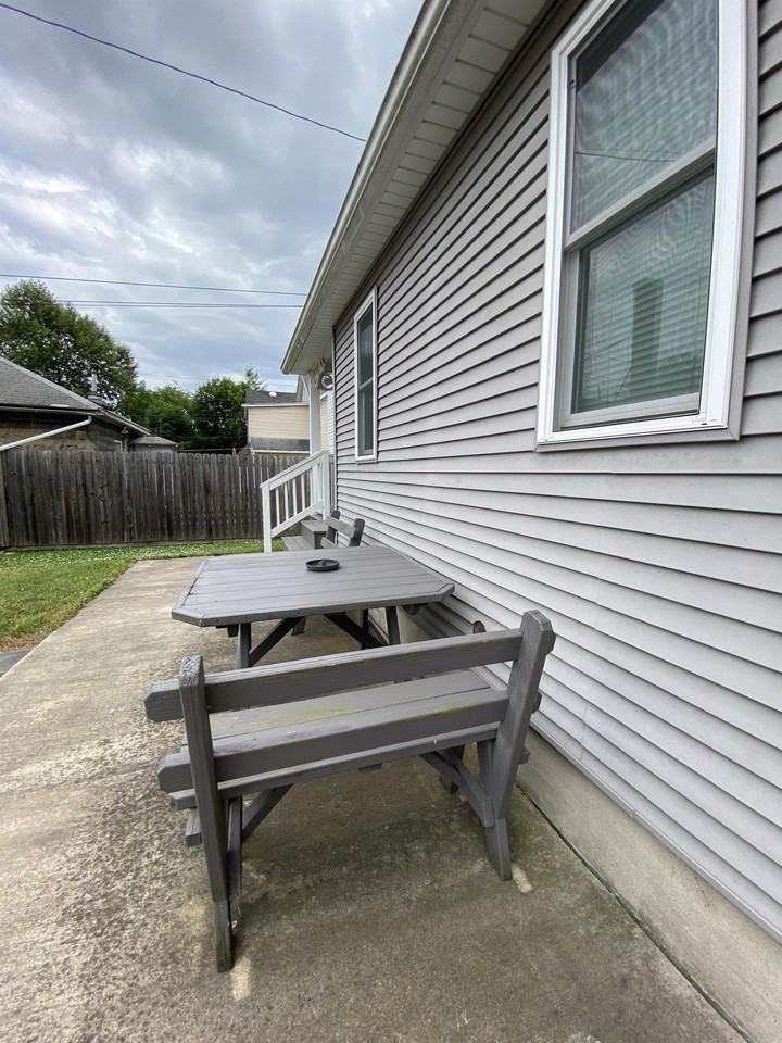 1138 Memorial Ave - Photo 2 of 21