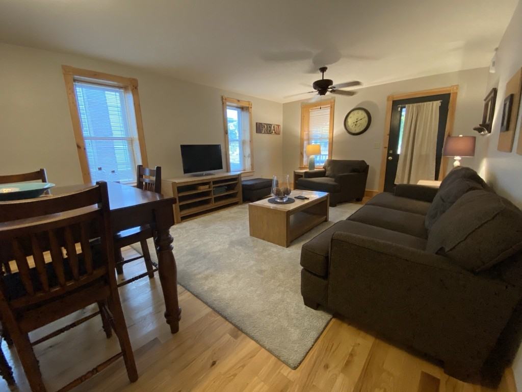 1138 Memorial Ave - Photo 3 of 21