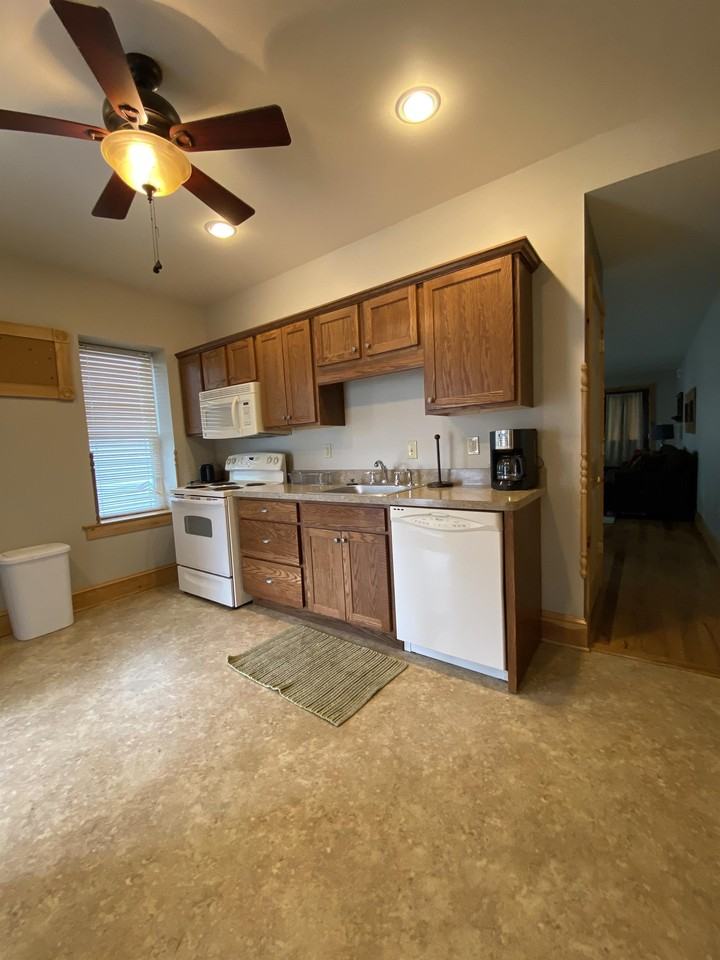 1138 Memorial Ave - Photo 4 of 21