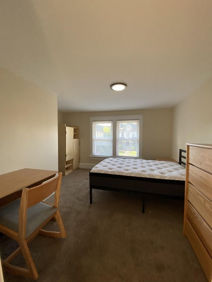 1101 W 4th St - Photo 2 of 25