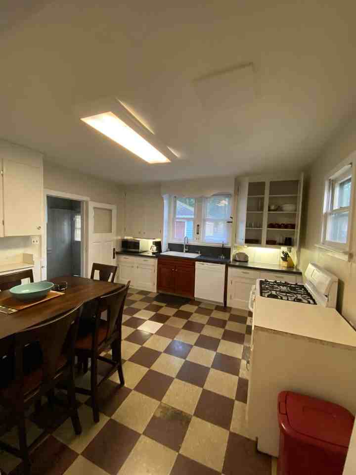 1031 Memorial Ave - Photo 7 of 22