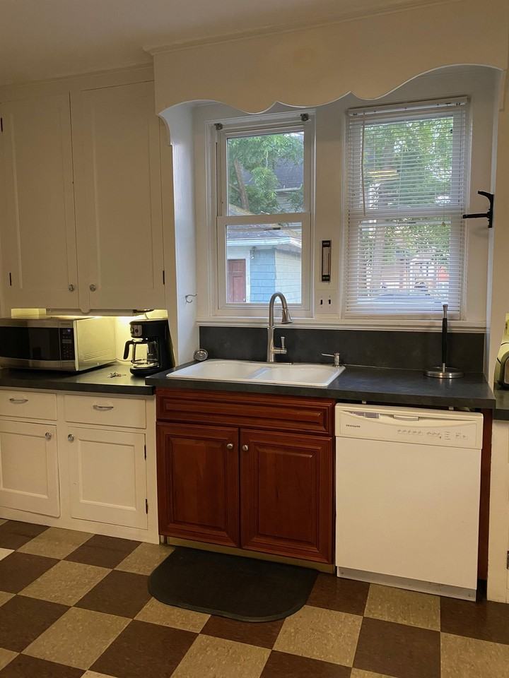 1031 Memorial Ave - Photo 2 of 22