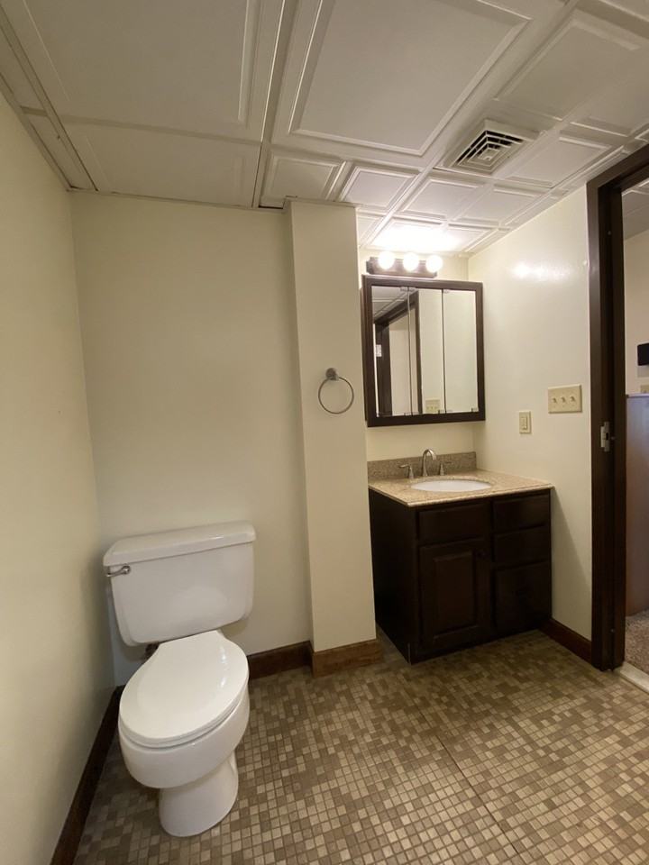 904 W 4th St #1 - Photo 7 of 25