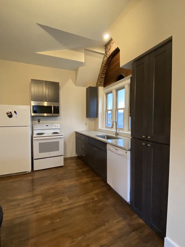 904 W 4th St #3 - Photo 4 of 33