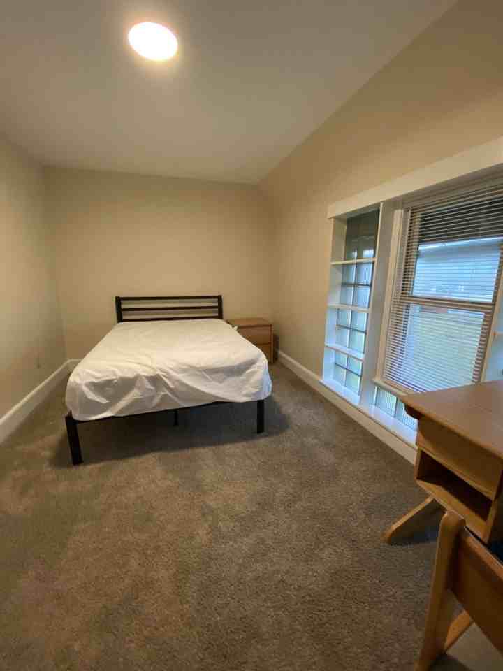 904 W 4th St #3 - Photo 3 of 33