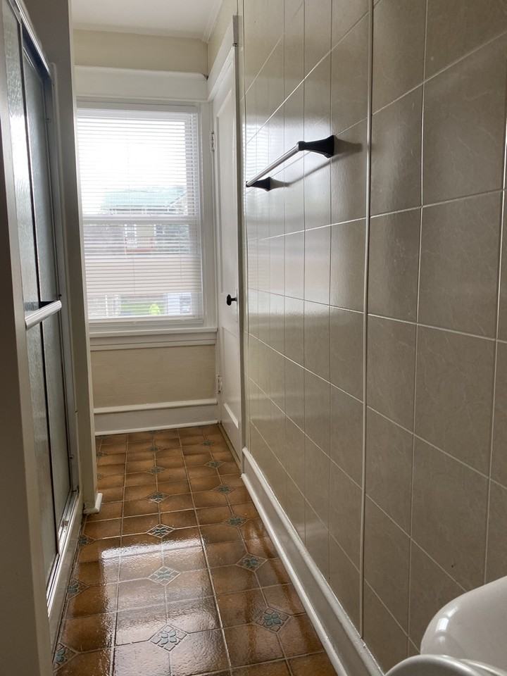 1204 Memorial Ave #3 - Photo 6 of 22
