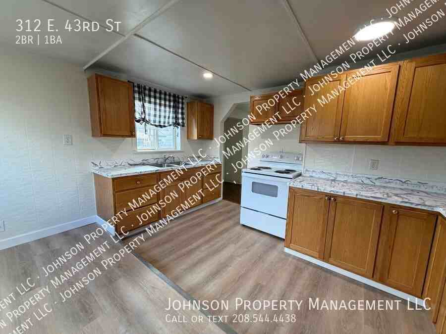 312 E 43rd St - Photo 2 of 13