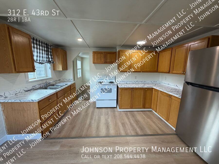 312 E 43rd St - Photo 4 of 13