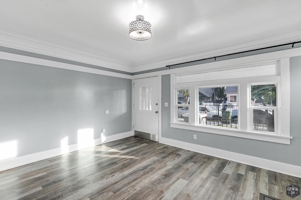 641 W 43rd St - Photo 2 of 23