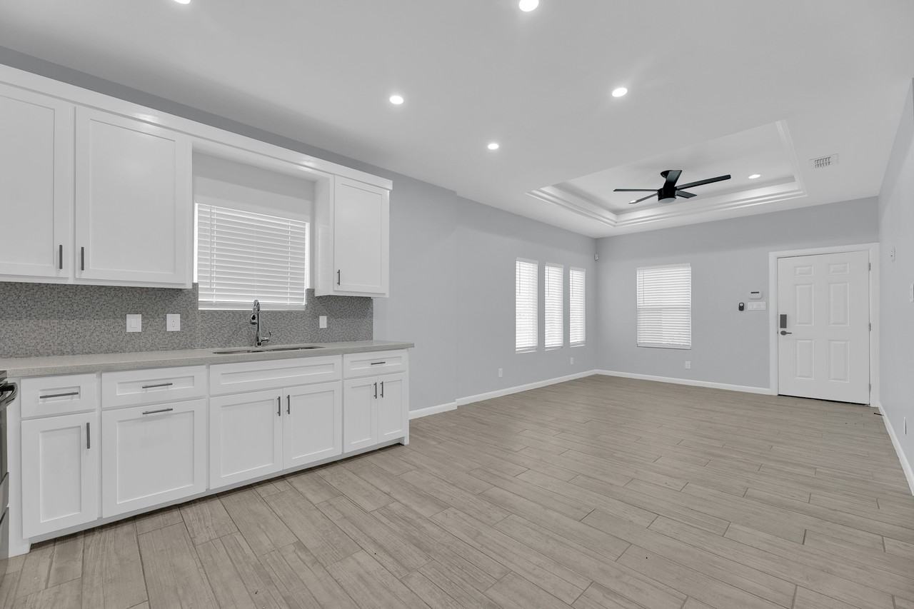 11014 N 33rd Ln #4 - Photo 7 of 17