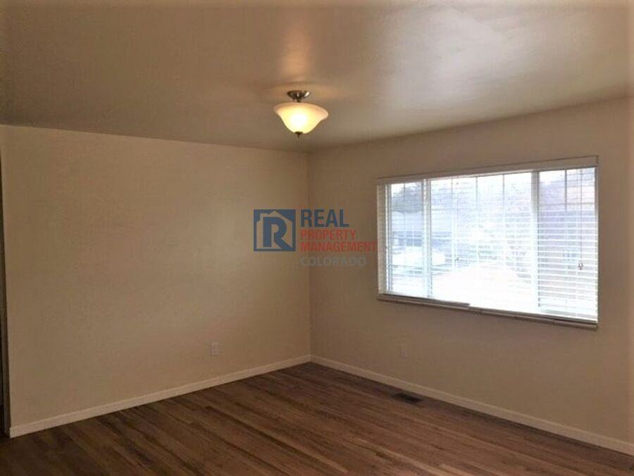 515 Syracuse St - Photo 3 of 24