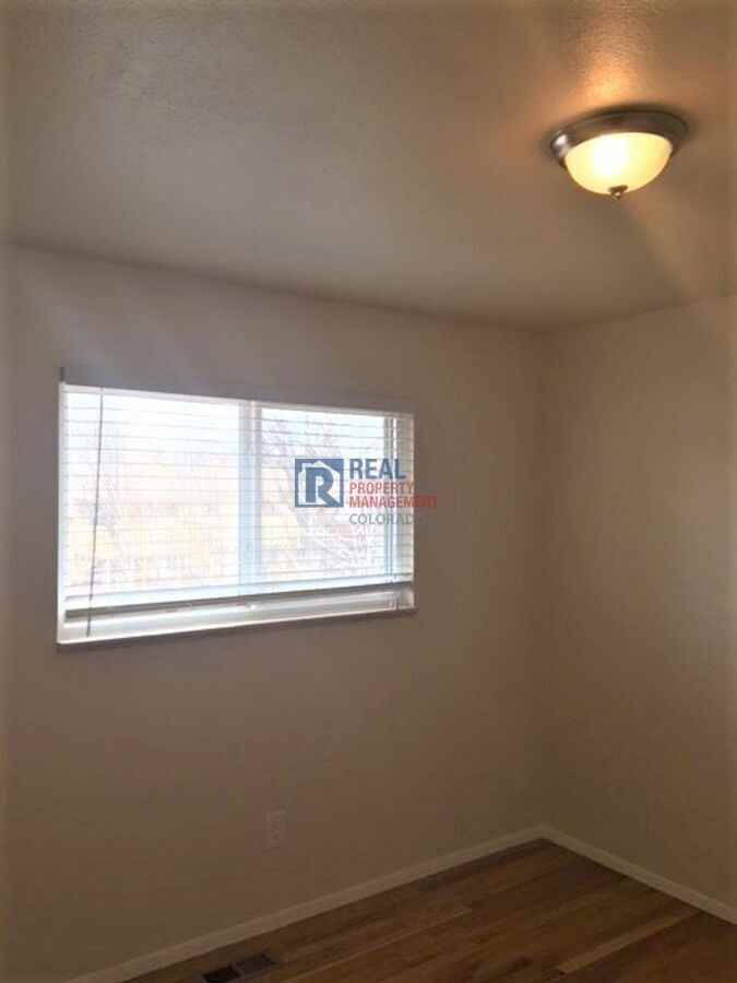 515 Syracuse St - Photo 7 of 24