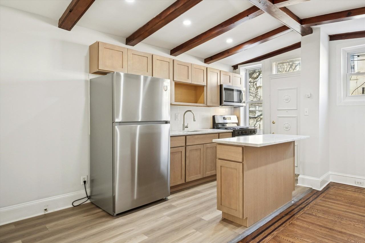 5557 Matthews St - Photo 2 of 11