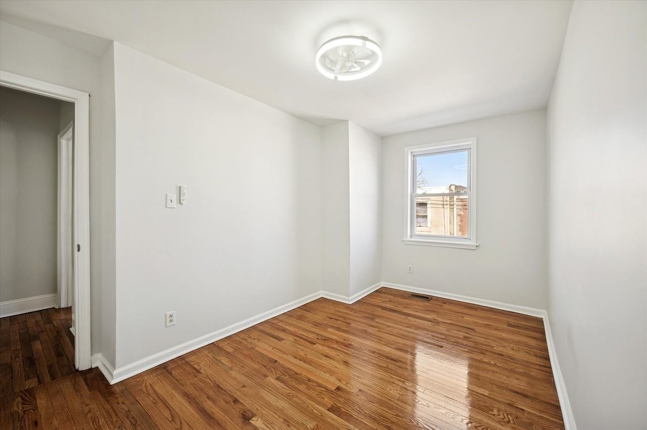 5557 Matthews St - Photo 7 of 11