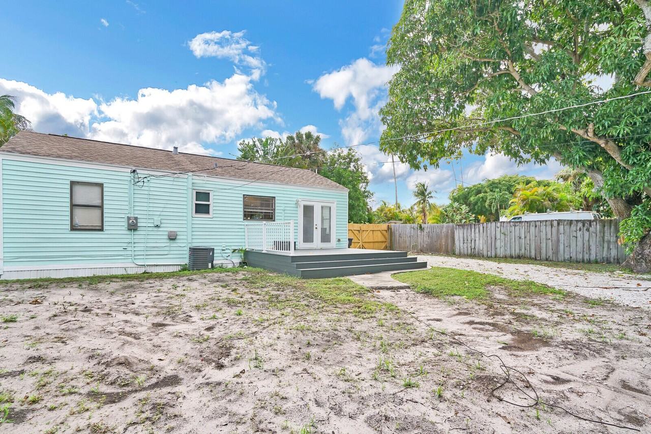 413 36th St #413 - Photo 2 of 34