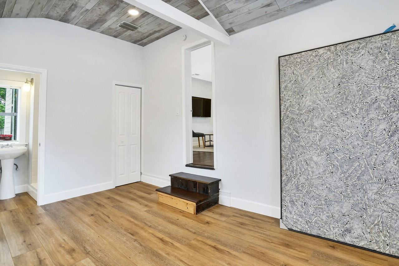 413 36th St #413 - Photo 3 of 34