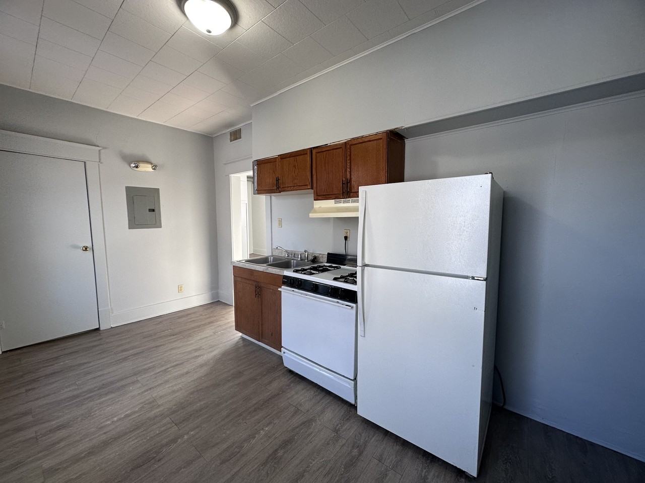 1112D N Gilbert St - Photo 2 of 9