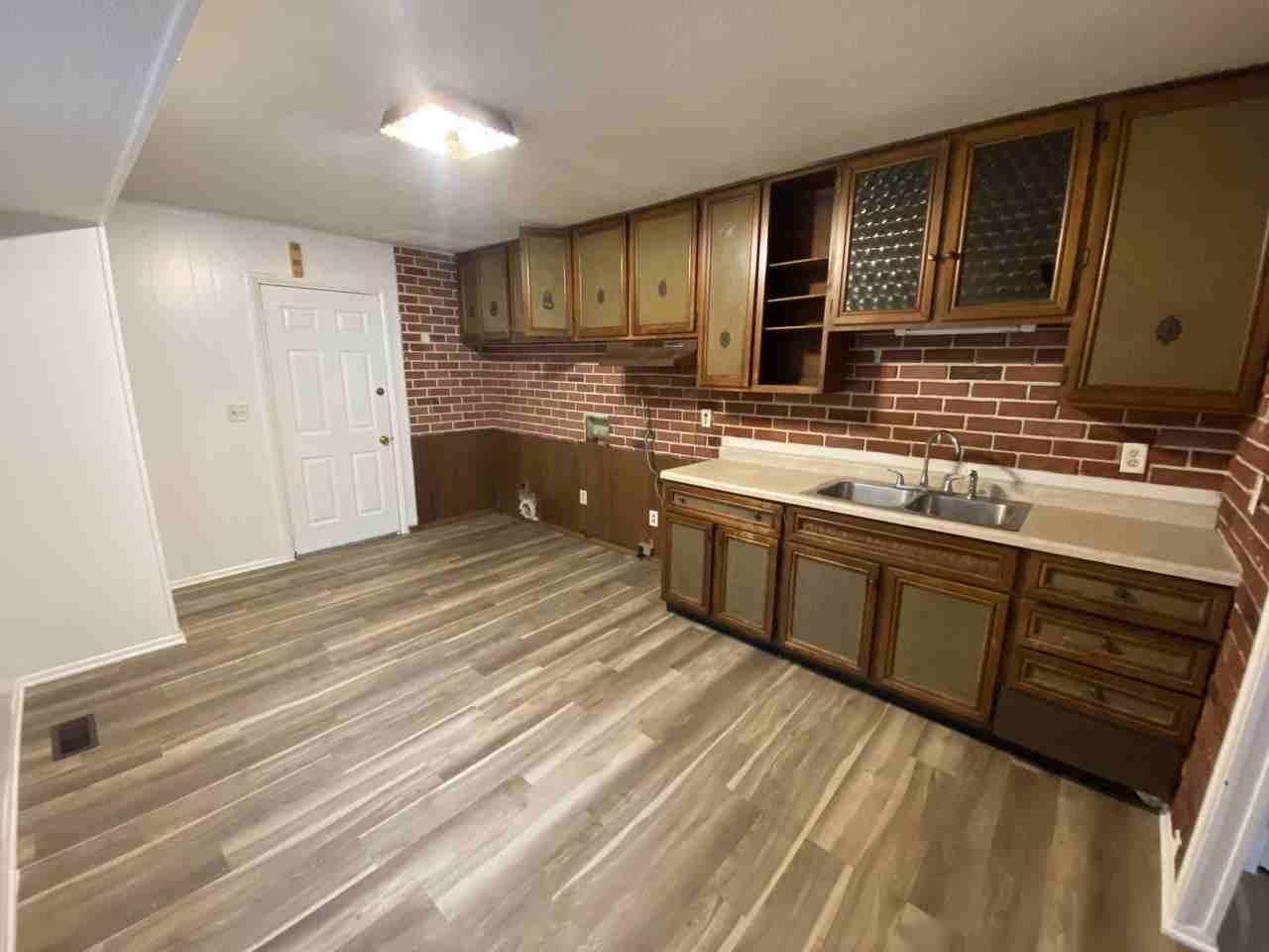 1917 Deerwood Dr - Photo 2 of 13