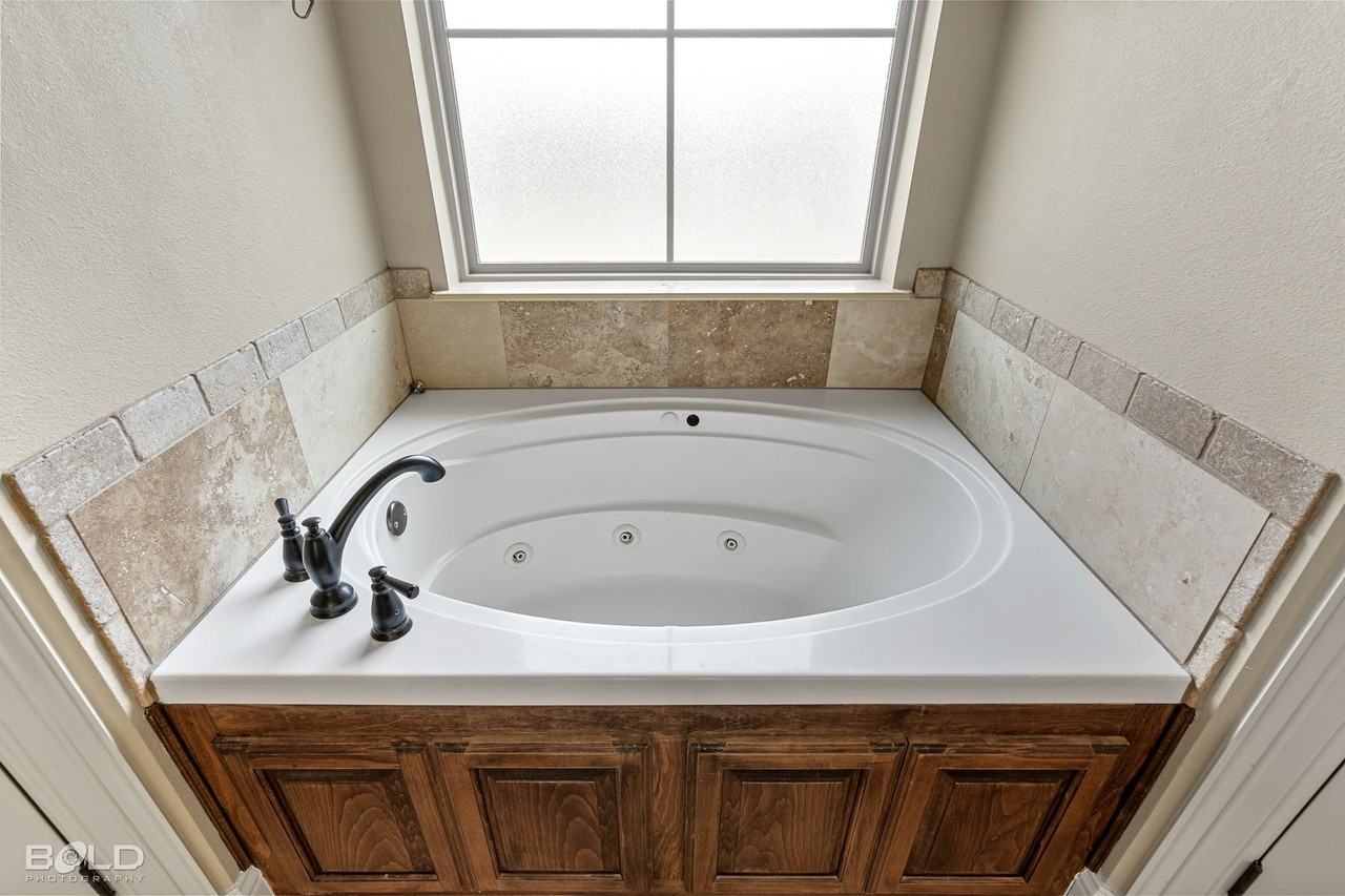 3925 Le Brooke Ln - Photo 3 of 28